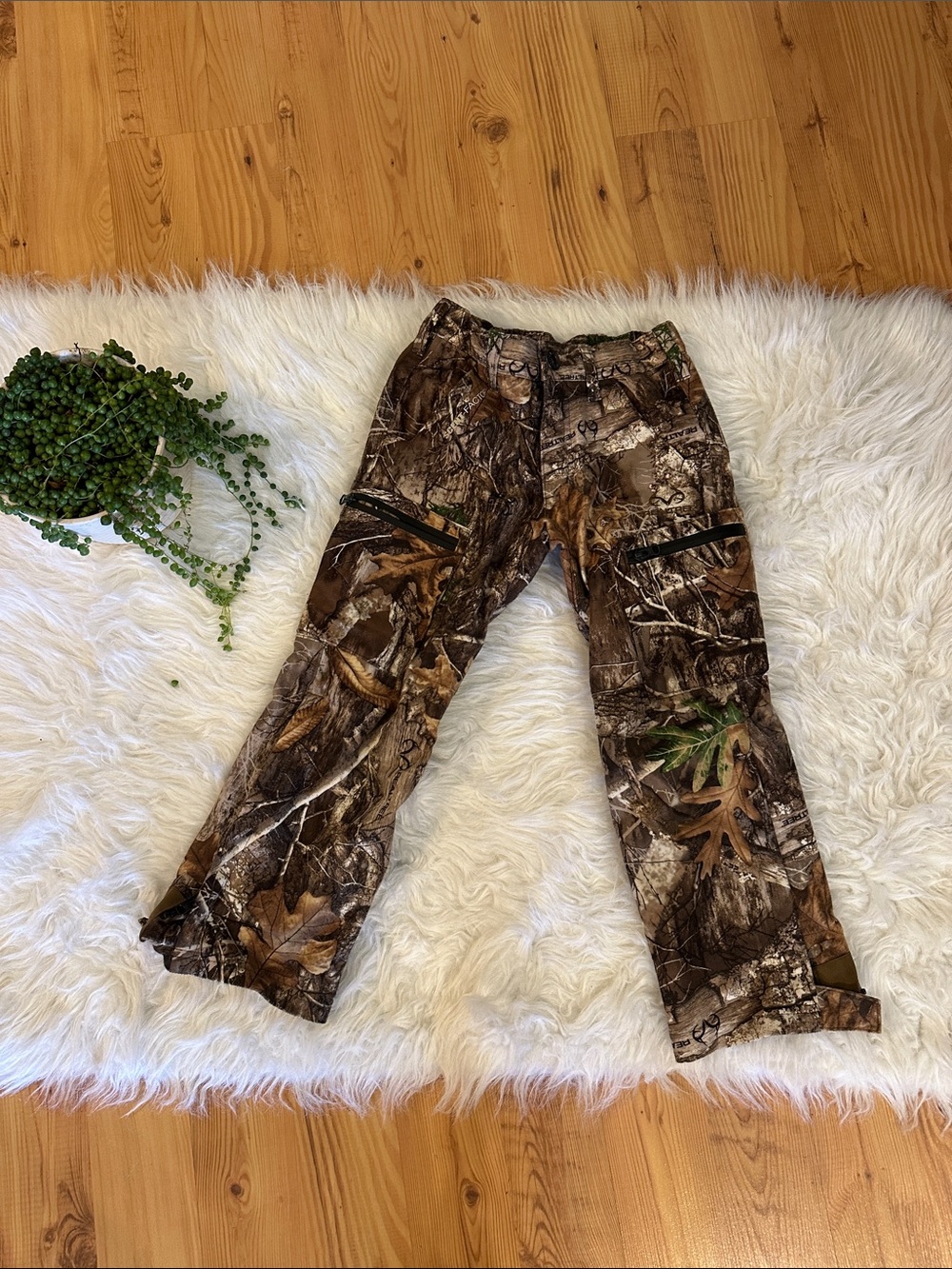 Realtree camo insulated pants. Size small. Small flaw pictured